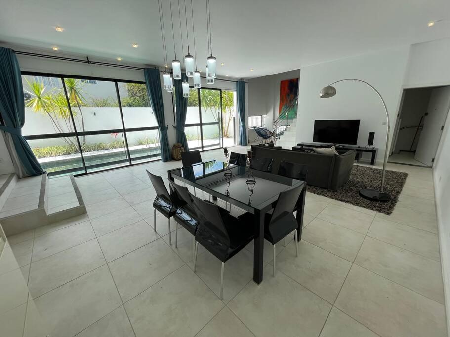 Villa Moderne A Trou-aux-Biches Extérieur photo