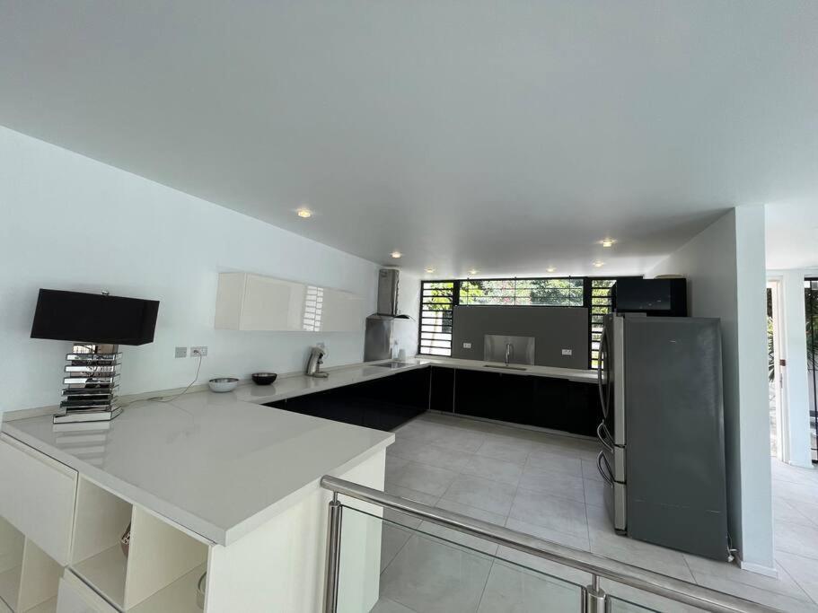 Villa Moderne A Trou-aux-Biches Extérieur photo