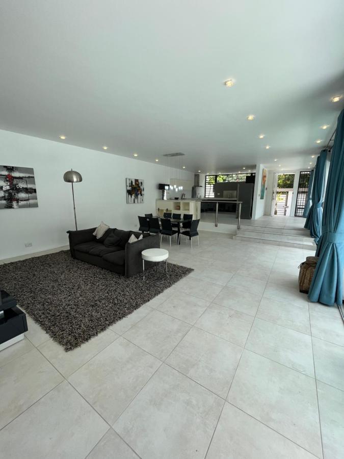 Villa Moderne A Trou-aux-Biches Extérieur photo